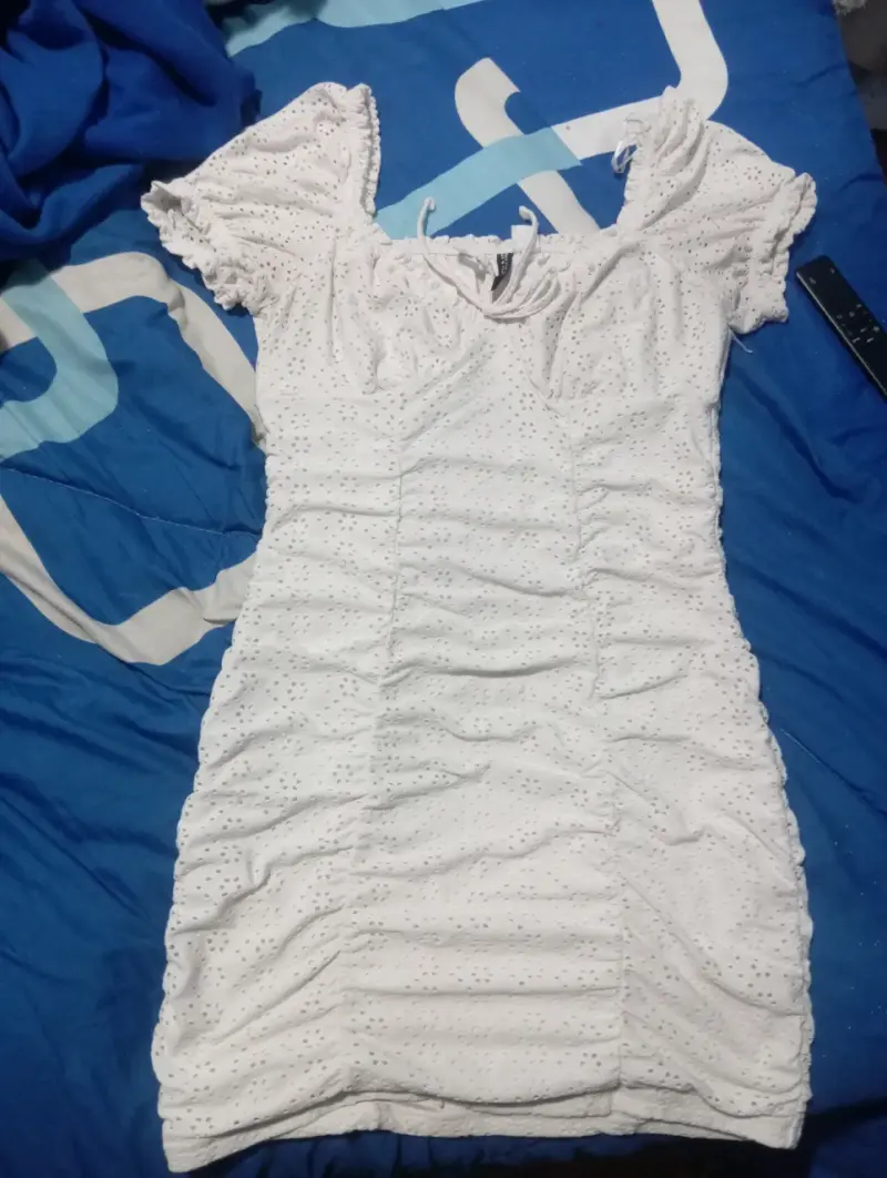 Vestido blanco con diseño calado