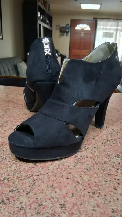 Zapatos de tacón alto negros - miniatura 3