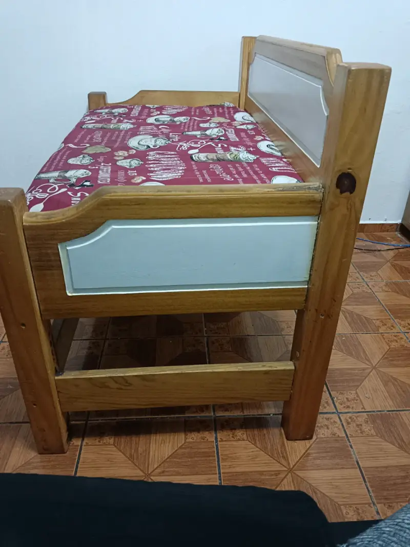 Banco de madera con cojín - 3