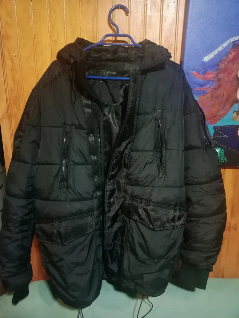Parka negra acolchada para hombre