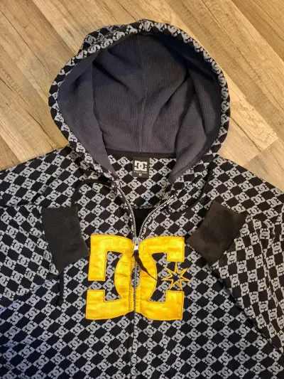 Polerón con capucha DC negro y amarillo - miniatura 2