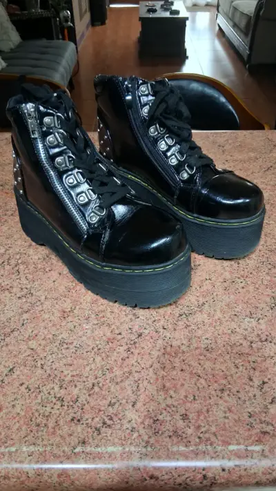 Botas negras con plataforma alta - miniatura 1