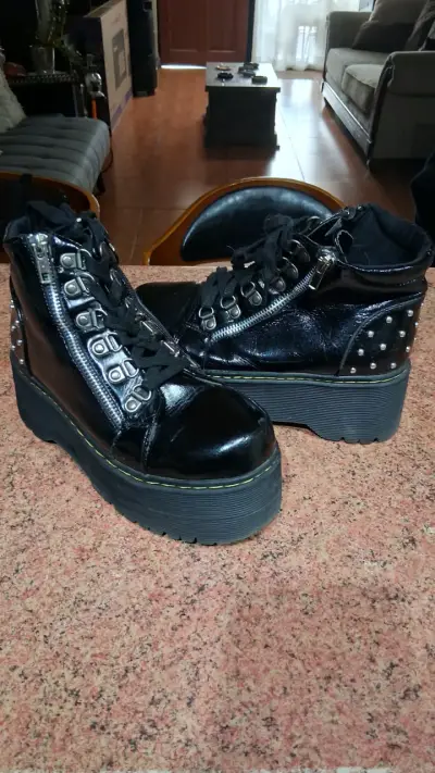 Botas negras con plataforma alta - miniatura 2