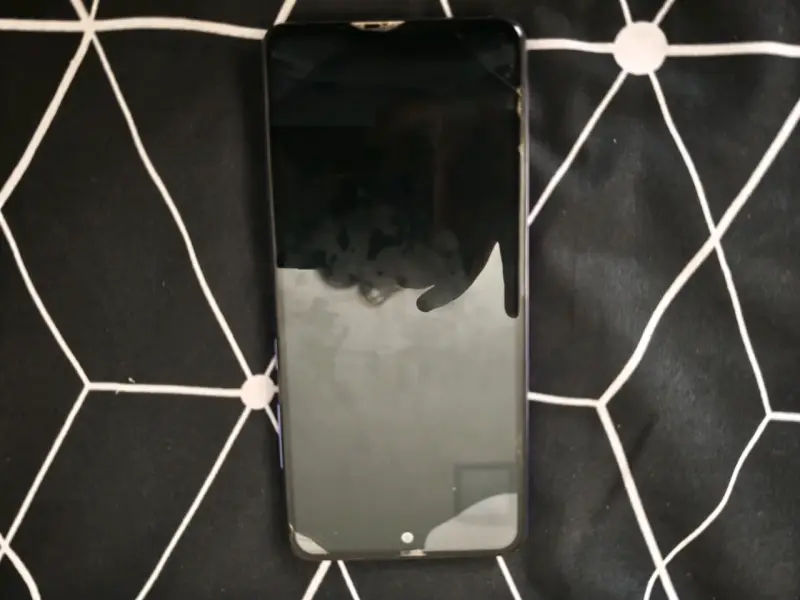 Smartphone en carcasa negra - 2