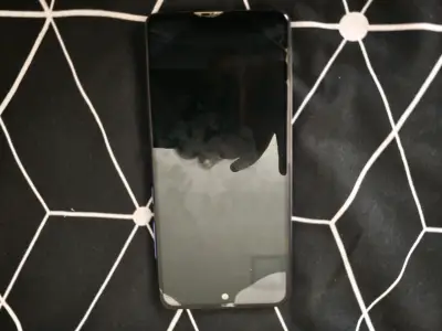 Smartphone en carcasa negra - miniatura 2