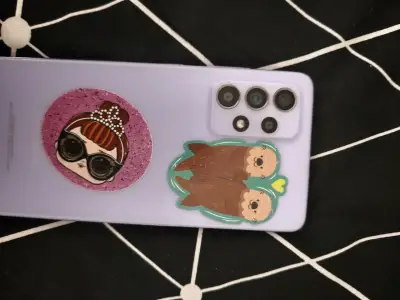 Smartphone en carcasa negra - miniatura 4
