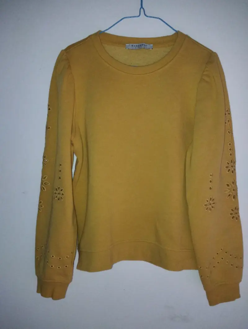 Suéter amarillo con bordado