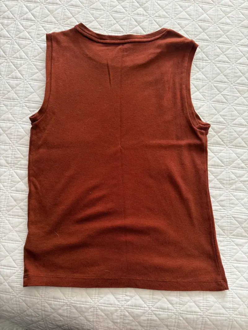 Polera sin mangas marrón GAP - 2