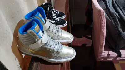 Zapatillas altas doradas y negras - miniatura 1