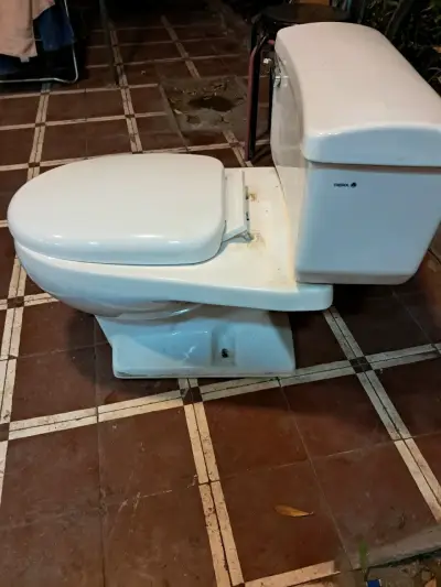 Inodoro blanco con tanque - miniatura 1