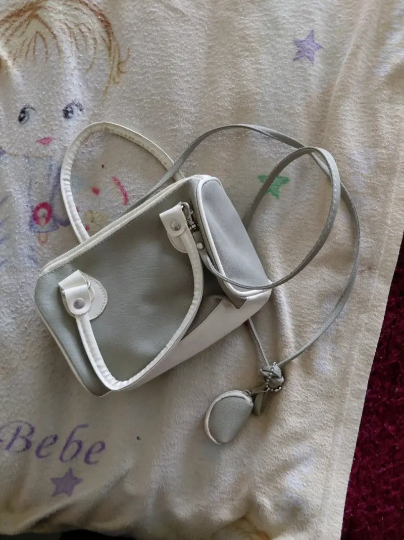 Bolso cruzado gris y blanco - 1