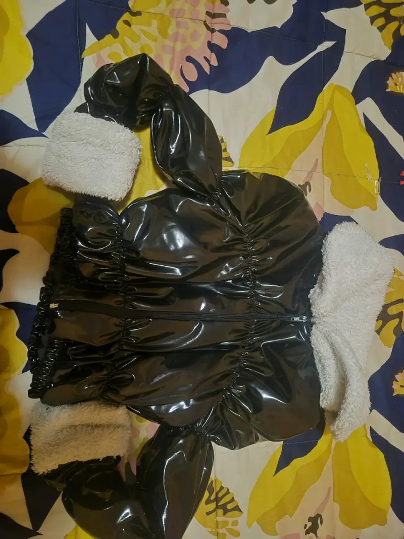Chaqueta negra charol