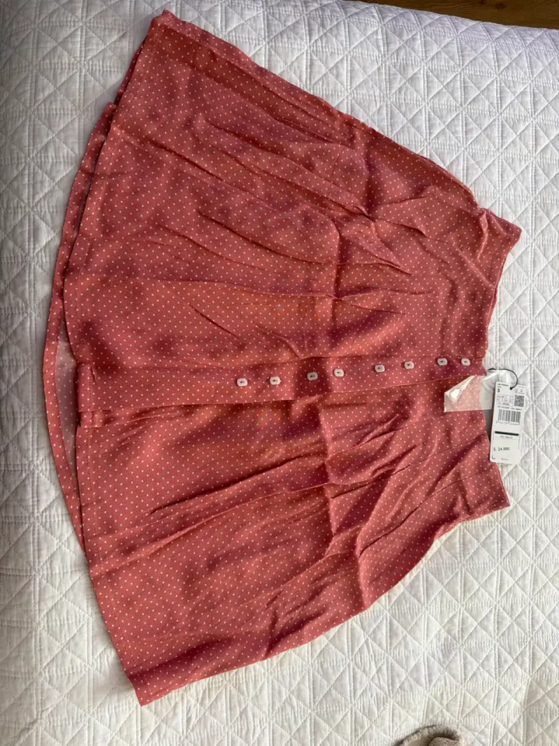 Falda corta roja de lunares - 1