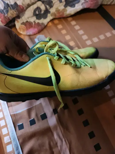 Zapatillas deportivas amarillas - miniatura 2