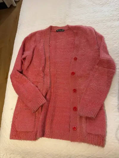 Cardigan rosado con botones - miniatura 1