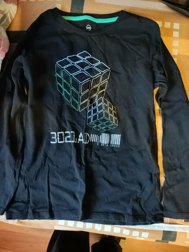 Polera negra con cubos Rubik
