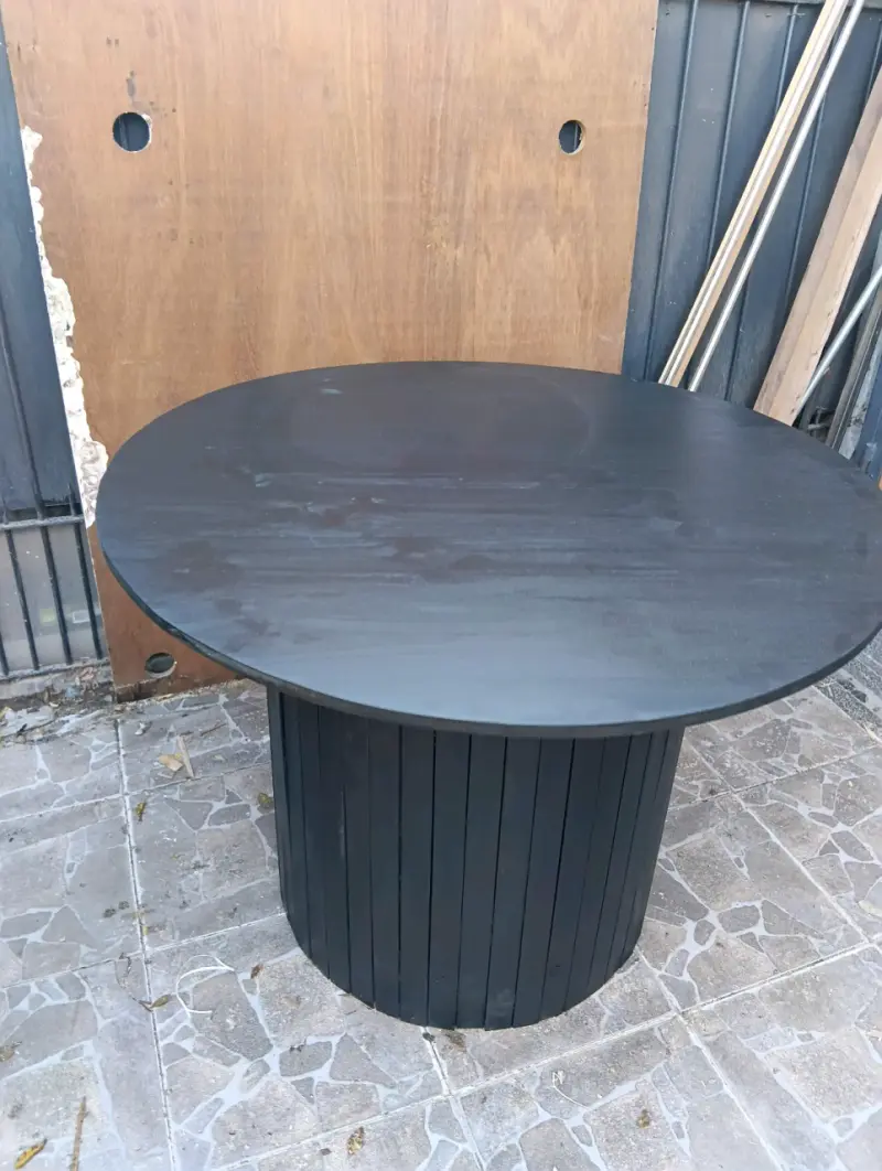 Mesa de madera redonda negra - 1