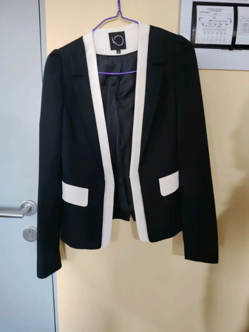 Blazer negro con detalles blancos - 1