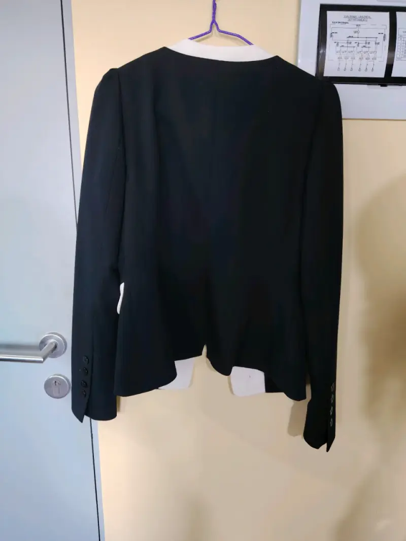 Blazer negro con detalles blancos - 2