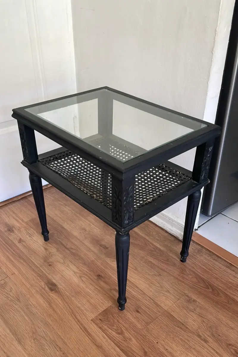 Mesa auxiliar de vidrio y madera
