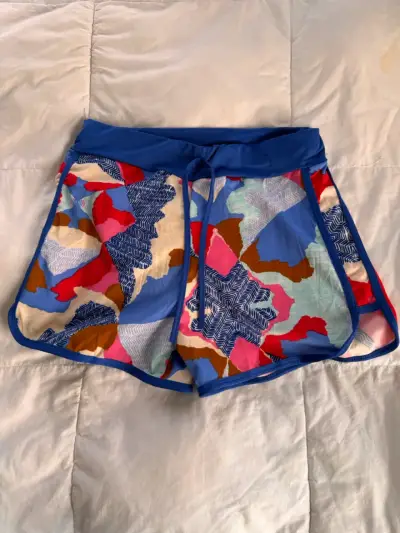 Short deportivo estampado colorido - miniatura 1