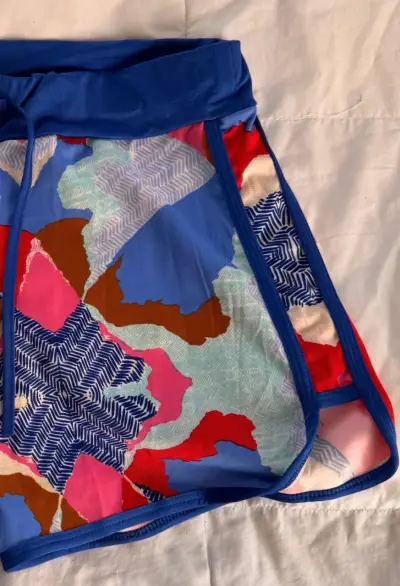 Short deportivo estampado colorido - miniatura 3
