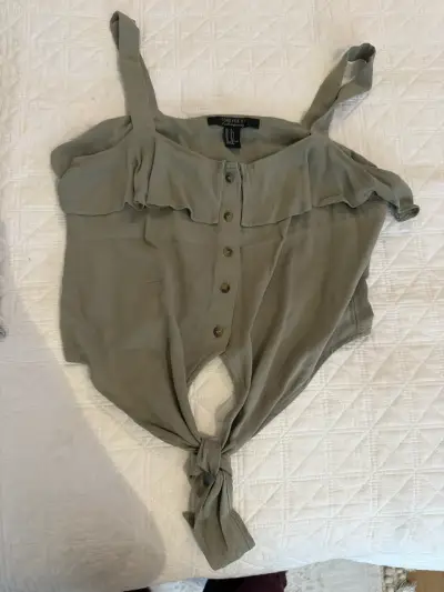 Blusa verde con botones - miniatura 1