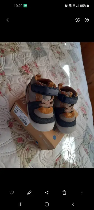 Zapatos de bebé en gris y marrón - miniatura 1