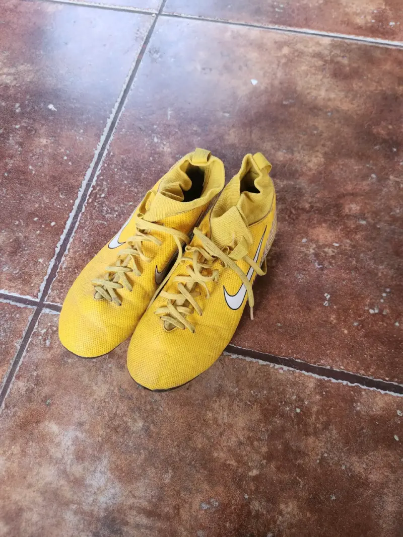 Botines amarillos Nike deportivos - 1