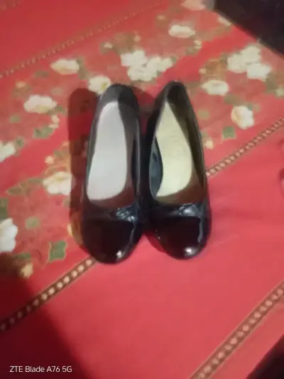 Zapatos negros de charol - miniatura 2