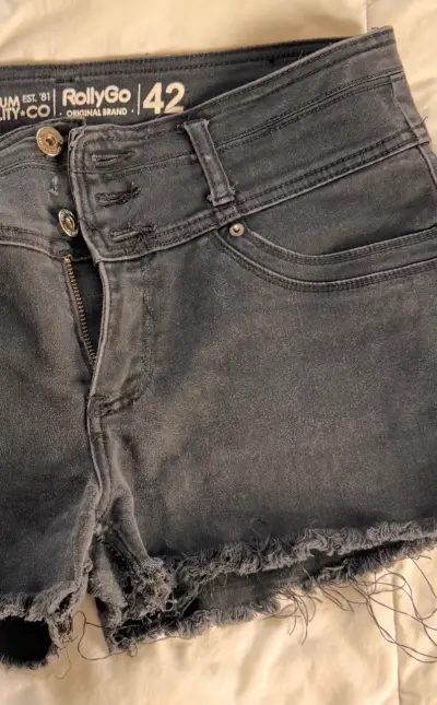 Shorts de mezclilla negros - miniatura 3