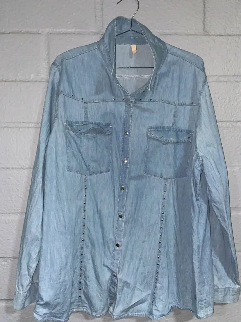 Camisa de mezclilla azul con tachas - 1