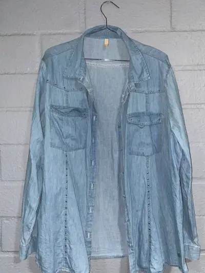 Camisa de mezclilla azul con tachas - miniatura 2