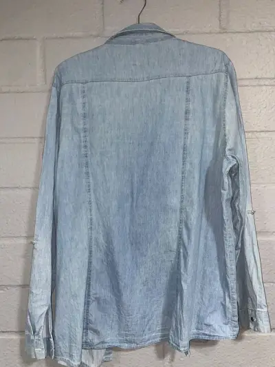 Camisa de mezclilla azul con tachas - miniatura 3