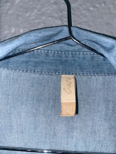Camisa de mezclilla azul con tachas - miniatura 4