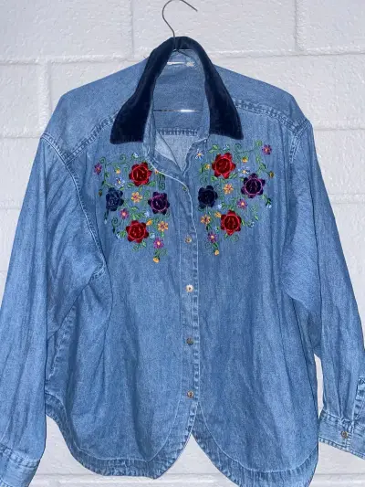 Camisa denim bordada floral - miniatura 1