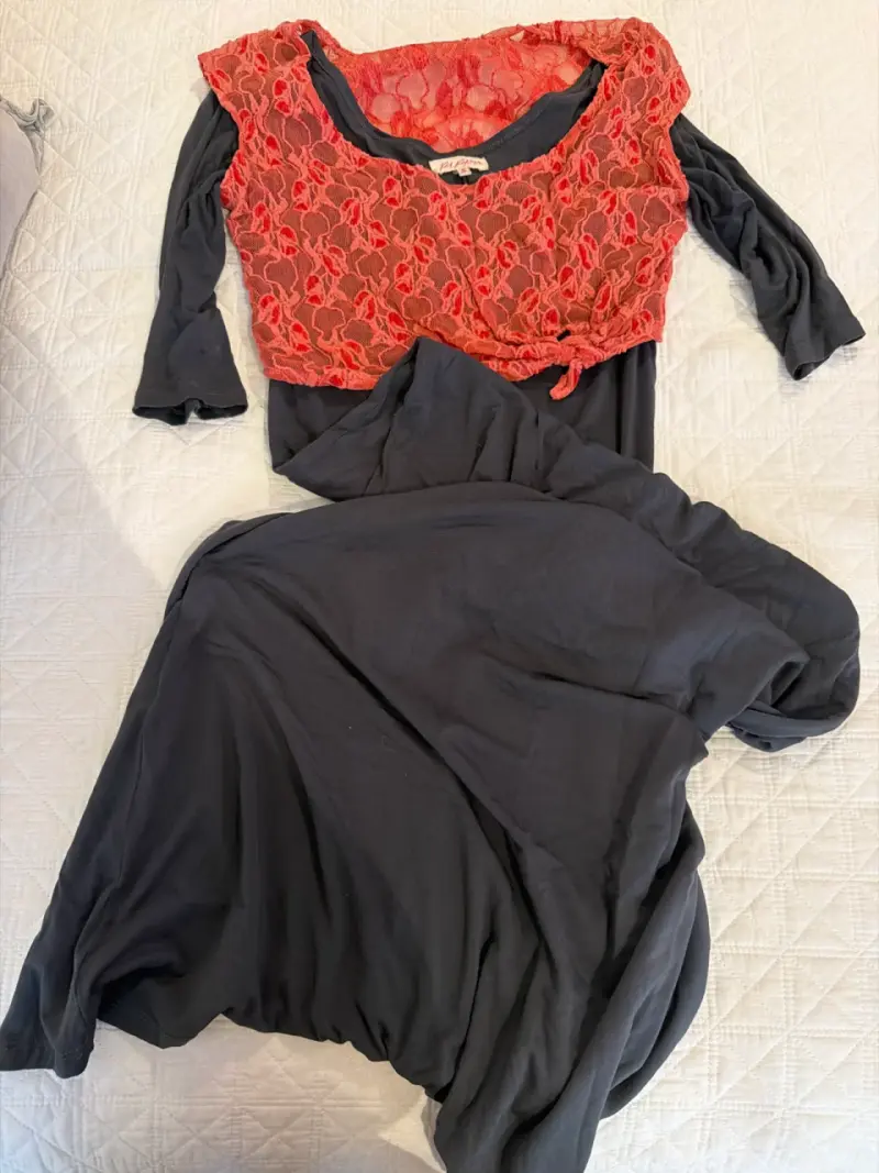 Vestido negro con encaje rojo - 1