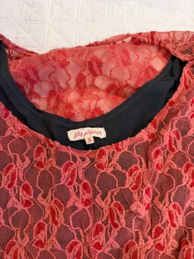 Vestido negro con encaje rojo - miniatura 2