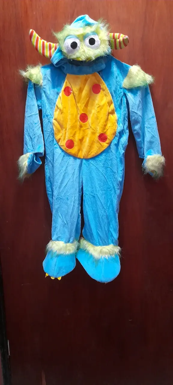 Disfraz de monstruo azul y amarillo
