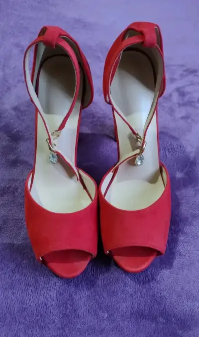 Tacones rojos con correa - miniatura 2