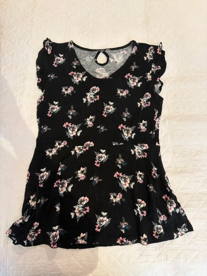 Blusa negra con estampado floral