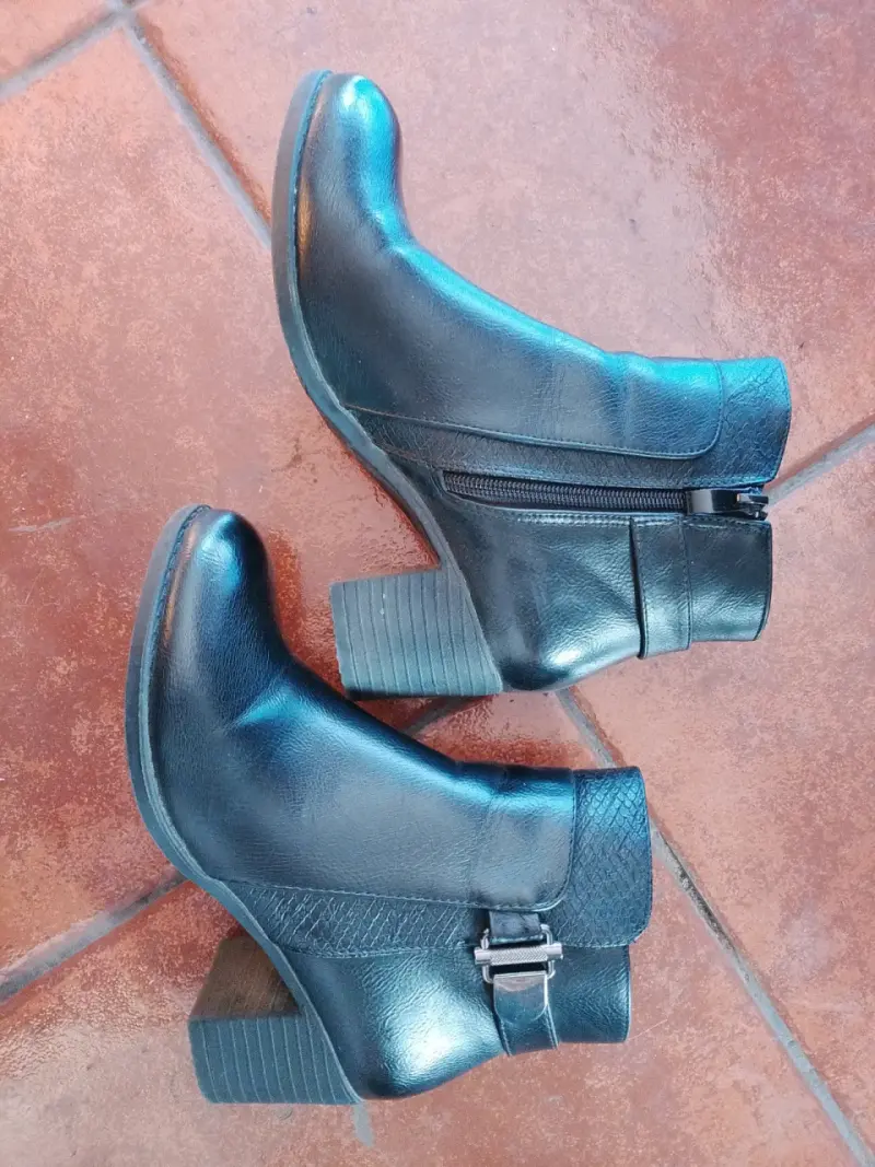 Botines negros de cuero marca Marquis