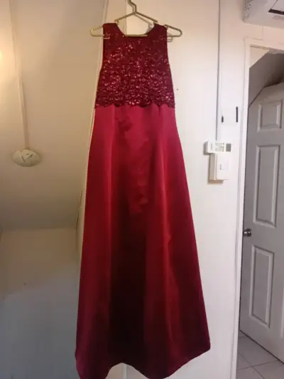 Vestido rojo de fiesta con lentejuelas - miniatura 1