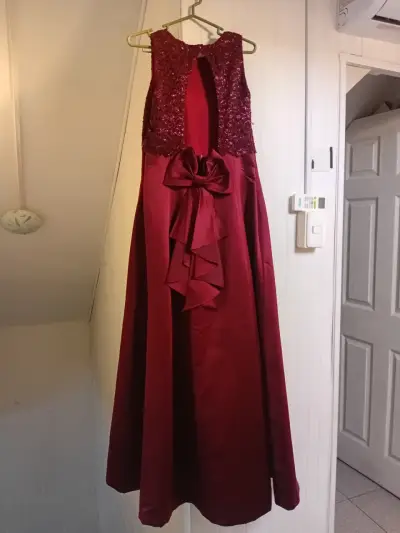 Vestido rojo de fiesta con lentejuelas - miniatura 2