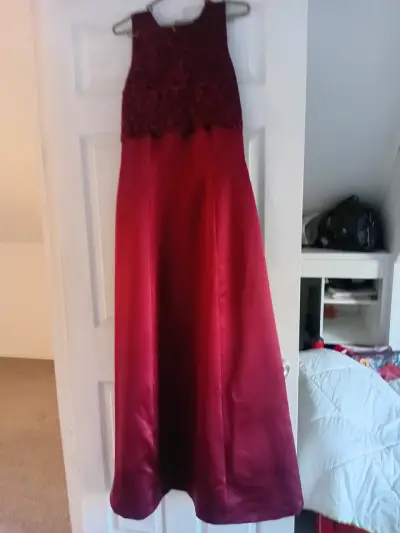 Vestido rojo de fiesta con lentejuelas - miniatura 3