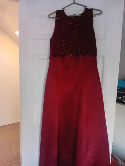 Vestido rojo de fiesta con lentejuelas - miniatura 4