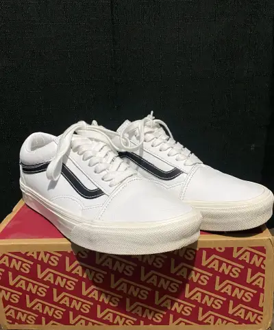 Zapatillas blancas con detalle negro - miniatura 2