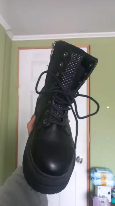 Botas negras de cuero - miniatura 1