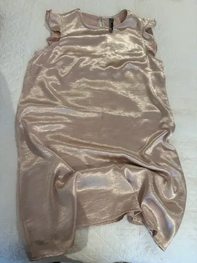 Vestido dorado con vuelos - miniatura 1