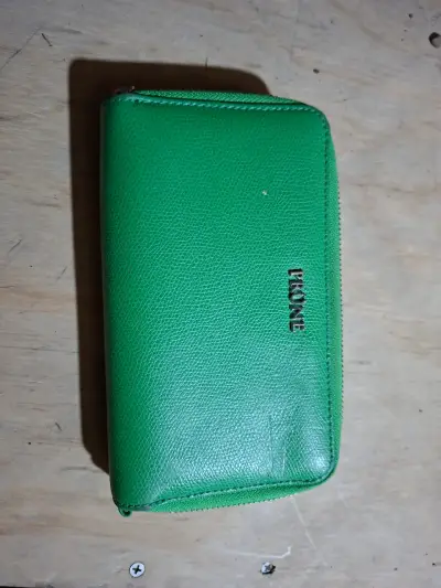 Billetera verde en buen estado - miniatura 1